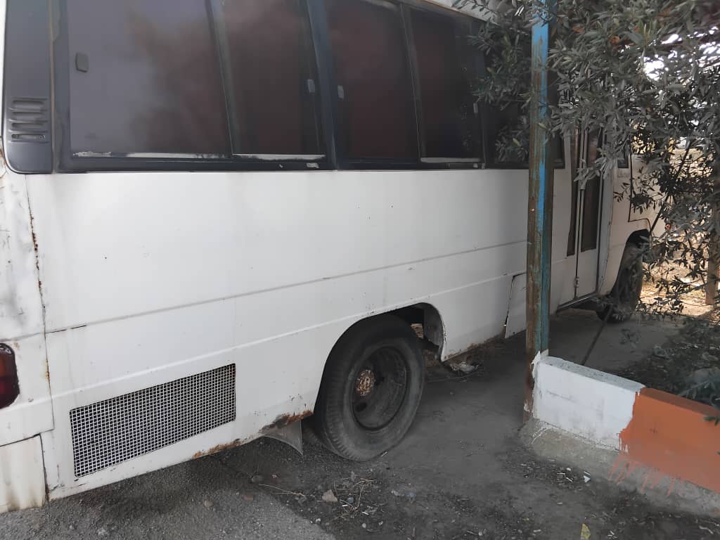 دو دستگاه مینی بوس و یک دستگاه نیسان